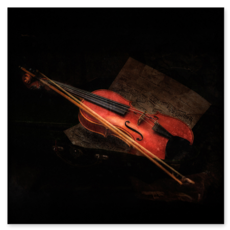 Eine rötlich-braune Violine mit einem Bogen liegt schräg auf alten, vergilbten Notenblättern. Die Szene ist im Chiaroscuro-Stil gehalten und hebt sich dramatisch vom tiefschwarzen Hintergrund ab.