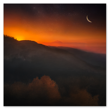  Eine weite Berglandschaft bei Dämmerung mit Blick auf die ferne Silhouette des Teide auf Teneriffa. Der Himmel glüht intensiv orange am Horizont und geht in einen sternenklaren Nachthimmel mit einer Mondsichel über.