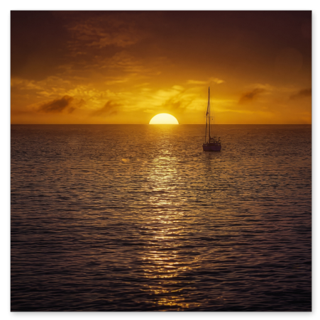  Ein einsames Segelboot ankert auf dem ruhigen Ozean während eines goldenen Sonnenuntergangs. Die untergehende Sonne berührt den Horizont und wirft eine glänzende Lichtbahn auf das Wasser.