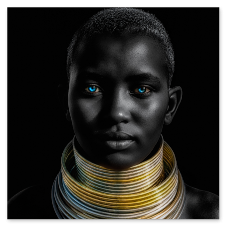 Nahaufnahme einer afrikanischen Frau mit kurzen Haaren und intensiv blauen Augen, die mehrlagige goldene und silberne Halsringe trägt, vor einem kontrastreichen dunklen Hintergrund.