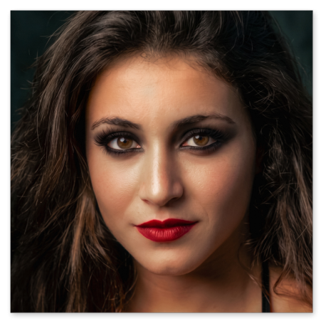 Ein Porträt voller Intensität und Eleganz. Das markante Smokey-Eyes-Make-up hebt die braunen Augen wunderschön hervor, während die roten Lippen einen klassischen, kraftvollen Kontrast setzen.